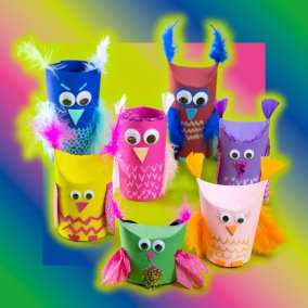 Viele, kleine selbstgebastelte bunte Eulen