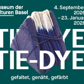 Key Visual der Ausstellung "Tie-Dye mit türkis Hintergrund und weisser Schrift