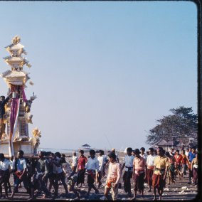 Eine Beerdigung auf Bali mit einem getragenen Altar, der in die Höhe ragt und wie ein kleiner Tempel aussieht. Eine Beerdigung auf Bali mit einem getragenen Altar, der in die Höhe ragt und wie ein kleiner Tempel aussieht.