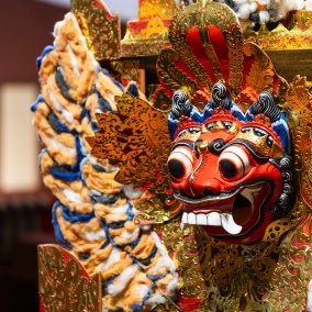 Blick in die Ausstellung auf eine farbige Tigerfigur mit Rot, Blau und gelb-weissen Flügeln