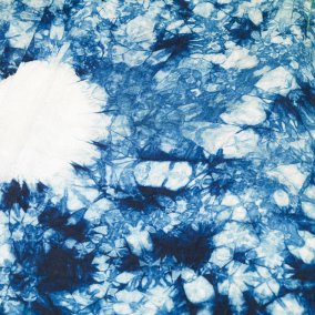 Tuch mit einer typischen Shibori-Musterung in Blau
