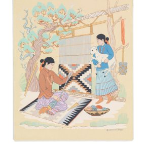 Druckgrafik von Navajo Weavers/Navajo "Weberinnen" vor 1956. Zwei Frauen sind zu sehen. Eine webt einen Teppich mit ZickZack-Muster. Die andere Frau hält ein Schaft.