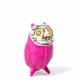 eine kleine, pinke Eule mit gelben Augen