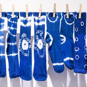 blaue Socken im Shibori-Look hängen an einer Wäscheleine