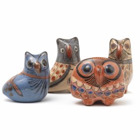 Vier Eulenfiguren aus Porzellan in blau aus der Ausstellung