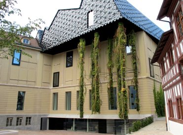 Das Hauptgebäude des Museums mit dem markanten, gefalteten, neuen Dach