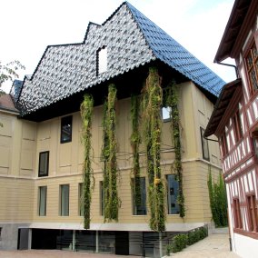 Das Hauptgebäude des Museums mit dem markanten, gefalteten, neuen Dach