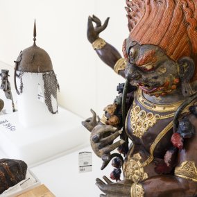 Zu diesen Dingen wird geforscht © Omar Lemke Auf einem weissen Tisch liegen und stehen verschiedene Objekte, vom Helm über Töpfe bis Figuren.