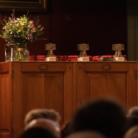 Bühne mit Rednerpult und den Preisen. (c) Bettina Matthiessen