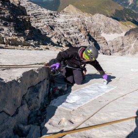 Silvan Thüring am Berg auf Dinosaurierspurensicherung