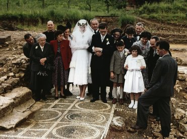 Fotografie einer Hochzeitsgesellschaft beim Besuch der Ausgrabungen der römischen Villa Munzach in Liestal