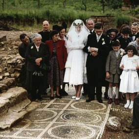 Fotografie einer Hochzeitsgesellschaft beim Besuch der Ausgrabungen der römischen Villa Munzach in Liestal