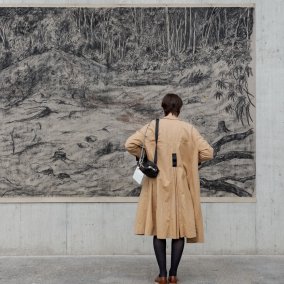 in der Ausstellung Whispers from Tides and Forests