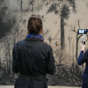 Anrufkultur in der Ausstellung Whispers from Tides and Forests