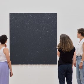 © Mark Niedermann Besucherinnen vor einem Werk von Vija Celmins in der Fondation Beyeler
