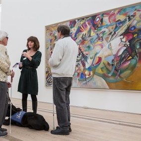 Guided Tour for Visitors with Visual Impairments – in German "Yayoi Kusama"
