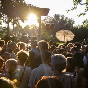 Tanzende Gäste beim Konzert im Park der Fondation Beyeler