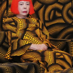 KUSAMA with YELLOW TREE / Living Room at the Aichi Triennale, 2010 Courtesy of Ota Fine Arts, Victoria Miro, David Zwirner © YAYOI KUSAMA Künstlerin in gepunktetem Raum