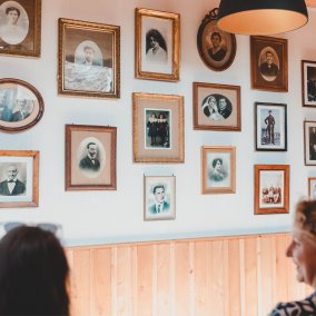Mur de cadres photographiques dans l'entrée de l'Écomusée d'Alsace