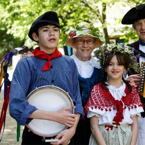 Couple d'accordéonistes et petits-enfants en costumes traditionnels