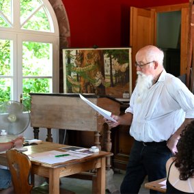 L'instituteur dicte le poème du jour