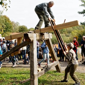 Deux scieurs démontrent leur savoir-faire aux visiteurs de l'Écomusée d'Alsace