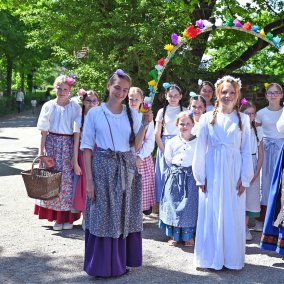 Alsaciennes en costumes traditionnelles défilant pour la fête du printemps