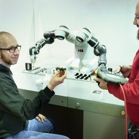 TECHNOSEUM - Autobau mit Roboter Yumi