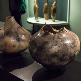 Keramik von Frauke Roloff in der Ausstellung Énergies fossiles, Foto: Edwin Rüede