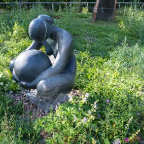 Frau mit Kugel, 1949 von Erwin Rehmann mitten in der neu angelegten Blumenwiese, Frühsommer 2026, Foto: Edwin Rüede