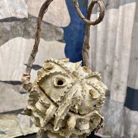 Pauline Marx, Räucherschale, 2025, Keramik und diverse Materialien, Ausstellung «Liminale laminaire» (2025), La Gare, Centre d'art et de design, Brest.  Foto: Michael Hiltbrunner