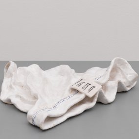 Janis Löhrer, Unterhose (liegend), 2024. Keramik, glasiert. Foto: Courtesy Galerie Thomas Fuchs, Stuttgart. Privatsammlung Thomas Fuchs, Stuttgart © 2025, ProLitteris, Zurich