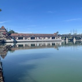 Rhein mit dem Wasserkraftwerk in Laufenburg