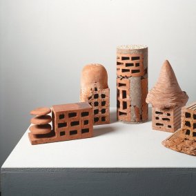 Hugo Suter (1943-2015), Architektur (5-teilig), 1974<br>Verformung von ungebrannten und gebrannten Backsteinen, dazu ein Bohrkern<br>Aargauer Kunsthaus / Schenkung des Künstlers, 1997<br>© Nachlass Hugo Suter<br>Foto: Jörg Müller