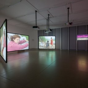 Emmanuelle Antille, Angels Camp – First Songs, 2003/2004 <br>Ausstellungsansicht Schweizer Pavillon der Biennale von Venedig 2003 <br>4-Kanal-Videoinstallation, Farbe, Ton, 17’27” <br>Aargauer Kunsthaus / Depositum der Walter A. Bechtler-Stiftung <br>Mit Genehmigung der Künstlerin <br>© Emmanuelle Antille <br>Foto: Georg Rehsteiner