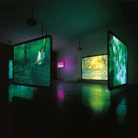 Emmanuelle Antille, Angels Camp – First Songs, 2003/2004 <br> Ausstellungsansicht Schweizer Pavillon der Biennale von Venedig 2003 <br> 4-Kanal-Videoinstallation, Farbe, Ton, 17’ 27” <br> Aargauer Kunsthaus / Depositum der Walter A. Bechtler-Stiftung <br> Mit Genehmigung der Künstlerin <br> © Emmanuelle Antille<br> Foto Georg Rehsteiner