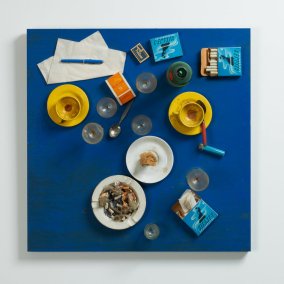 Daniel Spoerri (1930-2024), Tableau piège, 1972<br>Assemblage, 70 x 70 x 35 cm <br>Aargauer Kunsthaus / Ankauf, 2017<br>Mit Genehmigung des Künstlers<br>© 2026, ProLitteris, Zürich<br>Foto: Jörg Müller
