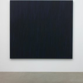 Führung in Gebärdensprache Marcia Hafif, Black Painting VIII: Ultramarine Blue, Burnt Umber, 1980<br>Öl auf Leinwand, 198.4 x 213.5 cm<br>Aargauer Kunsthaus / Schenkung der Künstlerin und der Galerie Mark Müller, Zürich<br>Copyright: Marcia Hafif<br>Fotocredit: Jörg Müller, Aarau