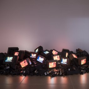 Ausstellungsansicht Mehr Licht<br>Video in der Kunst<br>31.1. – 25.5.2026, Aargauer Kunsthaus <br>Nam June Paik (1932–2006), Fire Piece, 1992<br>Foto: ullmann.photography