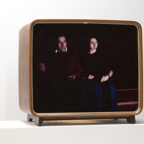 Guido Nussbaum, Fernsehabend, 1982/1985 <br>Ausstellungsansicht Aargauer Kunsthaus <br>Fernsehapparat, Grossdia, Lichtorgel, Radio, 4 Glühbirnen <br>Aargauer Kunsthaus / Ankauf <br>© Guido Nussbaum <br>Foto Ullmann Photography