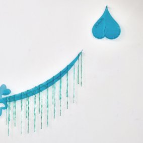 Shamiran Istifan, Tamam, 2021<br>Zugeschnittenes und eingeritztes Acryl, Perlen, Breite: 120 cm<br>Mit Genehmigung der Künstlerin<br>© Shamiran Istifan