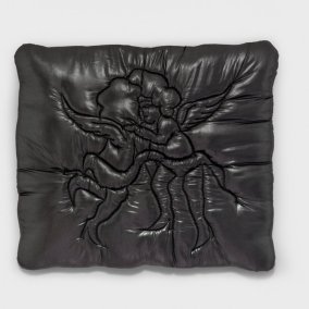 Shamiran Istifan, A House With No Past, 2023<br>Metallic-Jersey, Watte, Garn, Leinen, Holzbrett, 76 x 88 cm<br>Mit Genehmigung der Künstlerin<br>© Shamiran Istifan