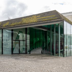 Eine Fotografie vom Aargauer Kunsthaus mit Blick Richtung Haupteingang, fotografiert von ullmann.photography