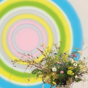 Florale Interpretation von Heidi Huber, Frauenfeld, zum Werk von Ugo Rondinone (*1964), viertermaineunzehnhundertzweiundneunzig, 1992 Foto: David Aebi, Bern