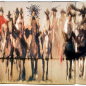 Mario Sala (*1965), «Wild Bunch,» 2002 Digitaler Öldruck, Klebmasse, Öl und Tusche auf Aluminium Aargauer Kunsthaus Mit Genehmigung des Künstlers © Mario Sala Ein breites Bild, auf dem verschwommen verschiedene Figuren zu sehen sind.