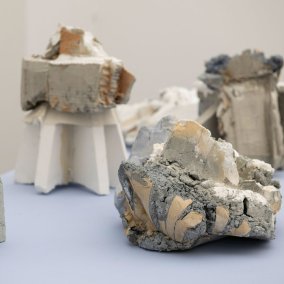 Installationsansicht Auswahl 24 16.11.2024 – 5.1.2025, Aargauer Kunsthaus Sonja Kretz (*1980), Fraktalorma, 2024 © Sonja Kretz Foto: Caroline Minjolle Abstrakte Skulptur aus Beton- und Stein-Elementen