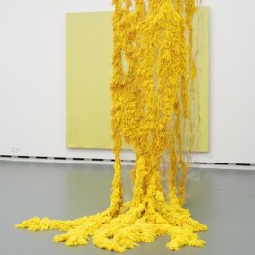 Florale Interpretation von Samantha Bühler vor dem Werk «Yellow painting» (2002) von Joseph Marioni