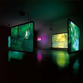 Emmanuelle Antille (*1972), «Angels Camp – First Songs», 2003/2004 4-Kanal-Videoinstallation, Farbe, Ton, 17’ 27” Aargauer Kunsthaus / Depositum der Walter A. Bechtler-Stiftung Mit Genehmigung der Künstlerin © Emmanuelle Antille Ausstellungsansicht einer Videoinstallation mit verschiedenen Bildschirmen