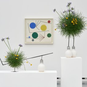 Blumen für die Kunst 7.3. – 12.3.2023 Florale Interpretation: Andrea Lehmann, Solothurn Werk: Sophie Taeuber-Arp, «Cercles et barres», 1934 Aargauer Kunsthaus / Anonyme Schenkung Foto: David Aebi, Burgdorf Ein Gemälde von Sophie Taeuber Arp wird mit floralen Mitteln interpretiert.