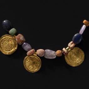 Perlenkette mit Goldanhängern, 7. Jh. Perlenkette aus Glas-, Bernstein- und Amethystperlen mit Goldanhängern, 7. Jh.